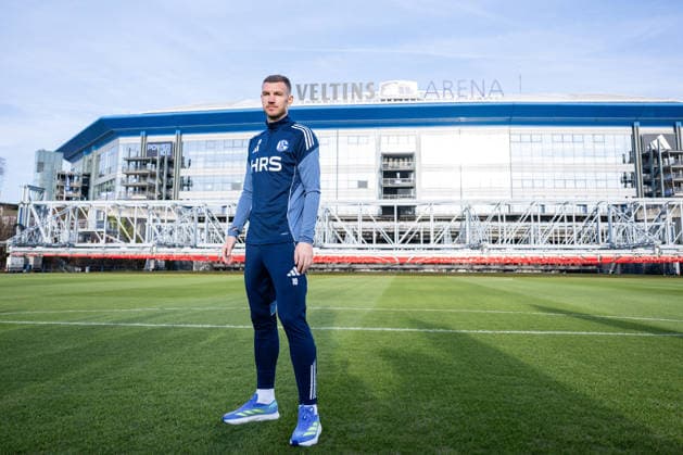 22 01 2026, Football, 2 Bundesliga, Season 2025 2026, Official presentation Edin Džeko Dzeko at FC Schalke 04, Edin Džeko FC Schalke 04 goes to the presentation, xRHR FOTO TKx Copyright: RHR-FOTOx RHR-FOTO TK