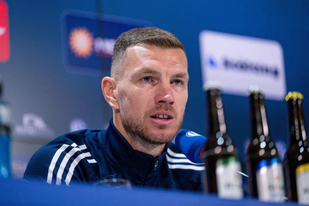 22 01 2026, Football, 2 Bundesliga, Season 2025 2026, Official presentation of Edin Džeko Dzeko at FC Schalke 04, Edin Džeko FC Schalke 04 xRHR FOTO TKx Copyright: RHR-FOTOx RHR-FOTO TK