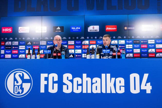 22 01 2026, Football, 2 Bundesliga, Season 2025 2026, Official presentation of Edin Džeko Dzeko at FC Schalke 04, Edin Džeko FC Schalke 04 speaks into the microphone, xRHR FOTO TKx Copyright: RHR-FOTOx RHR-FOTO TK