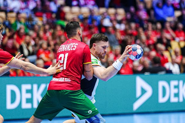 Leonel Fernandes Portugal, 21 , Johannes Golla Germany, 04 DEN, Germany vs Portugal, Handball, EHF European Championship 2026, Main Round, Matchday 1, 22 01 2026 DEN, Germany vs Portugal, Handball, EHF European Championship 2026, Main Round, Matchday 1, 22 01 2026 Herning Copyright: xEibner-Pressefoto MarcelxvonxFehrnx EP_MFN