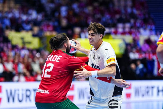 Luis Frade Portugal, 82 , Julian Koester Germany, 18 DEN, Germany vs Portugal, Handball, EHF European Championship 2026, Main Round, Matchday 1, 22 01 2026 DEN, Germany vs Portugal, Handball, EHF European Championship 2026, Main Round, Matchday 1, 22 01 2026 Herning Copyright: xEibner-Pressefoto MarcelxvonxFehrnx EP_MFN