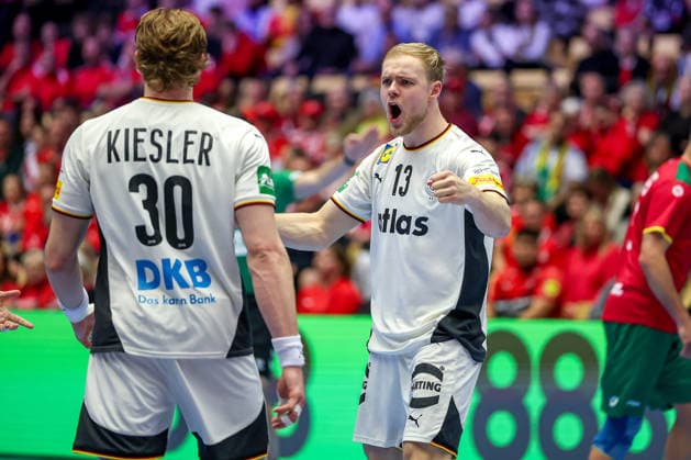 22 01 2026, Handball, Men s EHF EURO 2026, Germany Portugal, Jyske Bank Boxing in Herning, Denmark, Main Round Tom Kiesler Germany 30 Matthes Langhoff Germany 13 cheering Denmark