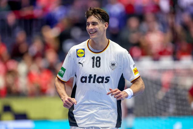 22 01 2026, Handball, Men s EHF EURO 2026, Germany Portugal, Jyske Bank Boxen in Herning, Denmark, Main Round Julian Köster Germany 18 cheering Denmark
