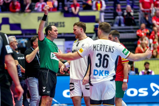 22 01 2026, Handball, Men s EHF EURO 2026, Germany Portugal, Jyske Bank Boxen in Herning, Denmark, Main Round Red card sending off for Johannes Golla Germany 04 Denmark