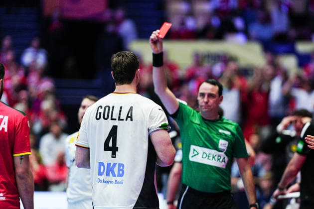 Rote Karte Platzverweis Johannes Golla (Deutschland, 04) DEN, Deutschland vs. Portugal, Handball, EHF Europameisterschaft 2026, Hauptrunde, Spieltag 1, 22.01.2026 DEN, Deutschland vs. Portugal, Handball, EHF Europameisterschaft 2026, Hauptrunde, Spieltag 1, 22.01.2026 Herning *** Red card sending off Johannes Golla Germany, 04 DEN, Germany vs Portugal, Handball, EHF European Championship 2026, Main Round, Matchday 1, 22 01 2026 DEN, Germany vs Portugal, Handball, EHF European Championship 2026, Main Round, Matchday 1, 22 01 2026 Herning Copyright: xEibner-Pressefoto MarcelxvonxFehrnx EP_MFN
