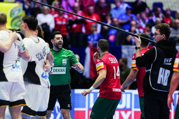 Players Portugal discuss with referee DEN, Germany vs Portugal, Handball, EHF European Championship 2026, Main Round, Matchday 1, 22 01 2026 DEN, Germany vs Portugal, Handball, EHF European Championship 2026, Main Round, Matchday 1, 22 01 2026 Herning Copyright: xEibner-Pressefoto MarcelxvonxFehrnx EP_MFN