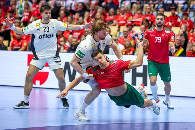 22 01 2026, Handball, Men s EHF EURO 2026, Germany Portugal, Jyske Bank Boxing in Herning, Denmark, Main Round Renars Uscins Germany 23 Tom Kiesler Germany 30 in a duel against Francisco Mota Costa Portugal 26 Denmark