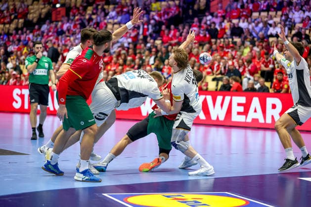 22 01 2026, Handball, Men s EHF EURO 2026, Germany Portugal, Jyske Bank Boxing in Herning, Denmark, Main Round Justus Fischer Germany 54 Tom Kiesler Germany 30 defend at the circle Denmark