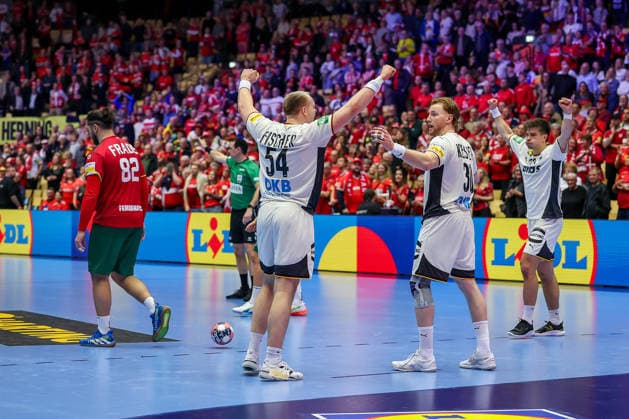 22 01 2026, Handball, Men s EHF EURO 2026, Germany Portugal, Jyske Bank Boxing in Herning, Denmark, Main Round Final celebration after the German victory Justus Fischer Germany 54 Tom Kiesler Germany 30 Renars Uscins Germany 23 Denmark