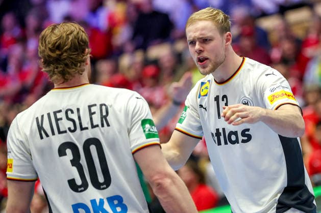 22 01 2026, Handball, Men s EHF EURO 2026, Germany Portugal, Jyske Bank Boxing in Herning, Denmark, Main Round Tom Kiesler Germany 30 Matthes Langhoff Germany 13 cheering Denmark