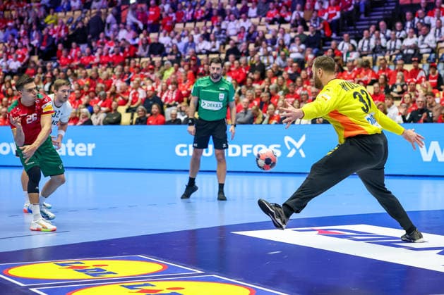 22 01 2026, Handball, Men s EHF EURO 2026, Germany Portugal, Jyske Bank Boxing in Herning, Denmark, Main Round Francisco Mota Costa Portugal 26 seven-meter penalty against Andreas Wolff Germany 33 Denmark