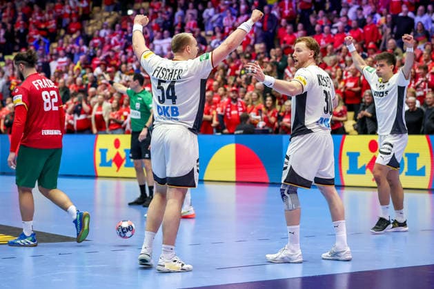 22 01 2026, Handball, Men s EHF EURO 2026, Germany Portugal, Jyske Bank Boxen in Herning, Denmark, Main Round Final celebration after the German victory against Portugal Justus Fischer Germany 54 Tom Kiesler Germany 30 Renars Uscins Germany 23 cheering on the pitch Denmark