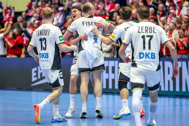 22 01 2026, Handball, Men s EHF EURO 2026, Germany Portugal, Jyske Bank Boxing in Herning, Denmark, Main Round Final celebration after the German victory against Portugal xxxx cheering on the pitch Matthes Langhoff Germany 13 Miro Schluroff Germany 05 Justus Fischer Germany 54 Franz Semper Germany 32 Lukas Zerbe Germany 17 Denmark