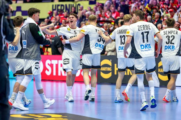 22 01 2026, Handball, Men s EHF EURO 2026, Germany Portugal, Jyske Bank Boxing in Herning, Denmark, Main Round Final celebration after the German victory against Portugal xxxx cheering on the pitch Nils Lichtlein Germany 03 Marko Grgic Germany 71 Miro Schluroff Germany 05 Justus Fischer Germany 54 Matthes Langhoff Germany 13 Lukas Zerbe Germany 17 Franz Semper Germany 32 Denmark
