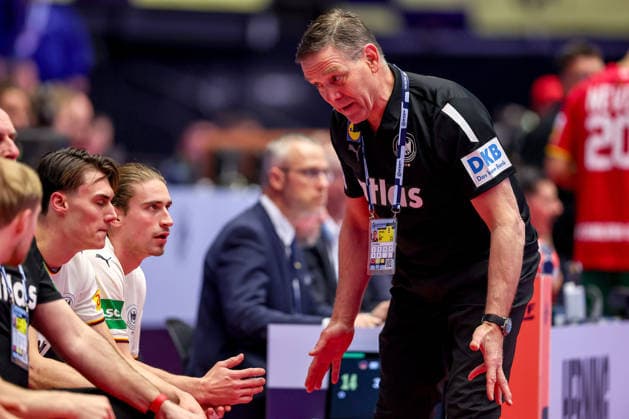 22 01 2026, Handball, Men s EHF EURO 2026, Germany Portugal, Jyske Bank Boxen in Herning, Denmark, Main Round Head coach Alfred Gislason Germany hc gesticulating on the sidelines making an announcement to his players on the bench Denmark