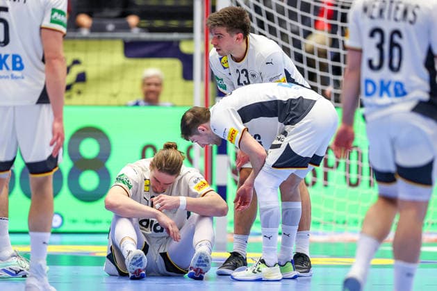 22 01 2026, Handball, Men s EHF EURO 2026, Germany Portugal, Jyske Bank Boxen in Herning, Denmark, Main Round Juri Knorr Germany 15 sits in pain next to Renars Uscins Germany 23 and Lukas Mertens Germany 36 on the pitch Denmark
