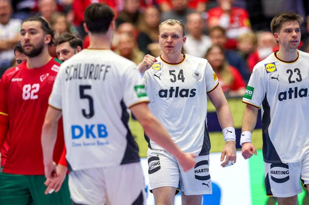 22 01 2026, Handball, Men s EHF EURO 2026, Germany Portugal, Jyske Bank Boxing in Herning, Denmark, Main Round Justus Fischer Germany 54 next to Miro Schluroff Germany 05 Renars Uscins Germany 23 cheering Denmark