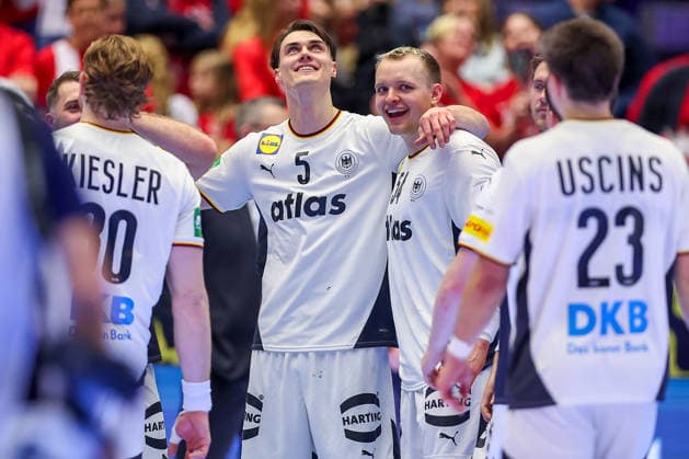 22 01 2026, Handball, Men s EHF EURO 2026, Germany Portugal, Jyske Bank Boxen in Herning, Denmark, Main Round Final celebration after the German victory against Portugal Miro Schluroff Germany 05 Justus Fischer Germany 54 Tom Kiesler Germany 30 Renars Uscins Germany 23 cheering on the pitch Denmark