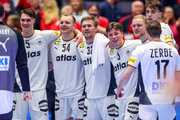 22 01 2026, Handball, Men s EHF EURO 2026, Germany Portugal, Jyske Bank Boxing in Herning, Denmark, Main Round Final celebration after the German victory against Portugal Miro Schluroff Germany 05 Justus Fischer Germany 54 Franz Semper Germany 32 Nils Lichtlein Germany 03 Matthes Langhoff Germany 13 Julian Köster Germany 18 Lukas Zerbe Germany 17 cheering on the pitch Denmark