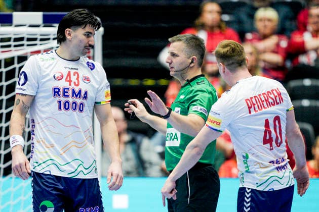 Handball European Championship 2026 Spain Norway Herning, Denmark 20260122 Spain s Simen Lyse and August Pedersen in discussion with the referee during the European Championship handball match between Spain and Norway at the Boxen arena in Herning Photo Stian Lysberg Solum NTB Herning Denmark EDITORIAL USE ONLY RESTRICTED USE FOR BETTING COMPANIES  Copyright: xStianxLysbergxSolumx xNTBx