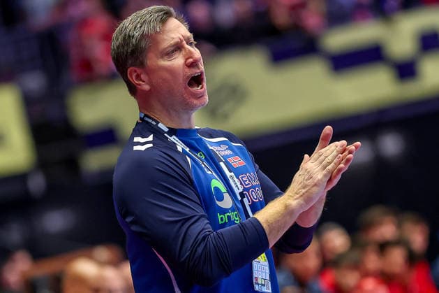 22 01 2026, Handball, Men s EHF EURO 2026, Spain Norway, Jyske Bank Boxen in Herning, Denmark, Main Round Headcoach Jonas Liberg Wille Norway hc gesticulating on the sidelines Denmark