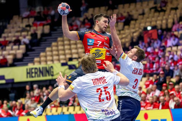 22 01 2026, Handball, Men s EHF EURO 2026, Spain Norway, Jyske Bank Boxing in Herning, Denmark, Main Round Jan Gurri Aregay Espania 07 in a duel against Martin Hernes Hovde Norway 25 Vetle Eck Aga Norway 03 Denmark