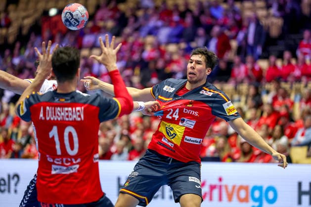 22 01 2026, Handball, Men s EHF EURO 2026, Spain Norway, Jyske Bank Boxen in Herning, Denmark, Main Round Daniel Dujshebaev Dovichebaeva Espania 24 next to Alex Dujshebaev Dovichebaeva Espania 10 Denmark