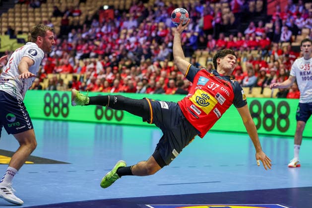 22 01 2026, Handball, Men s EHF EURO 2026, Spain Norway, Jyske Bank Boxen in Herning, Denmark, Main Round Victor Romero Holguin Espania 37 Denmark