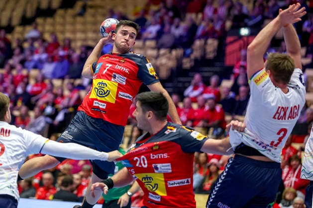 22 01 2026, Handball, Men s EHF EURO 2026, Spain Norway, Jyske Bank Boxing in Herning, Denmark, Main Round Jan Gurri Aregay Espania 07 in duel against Vetle Eck Aga Norway 03 Denmark