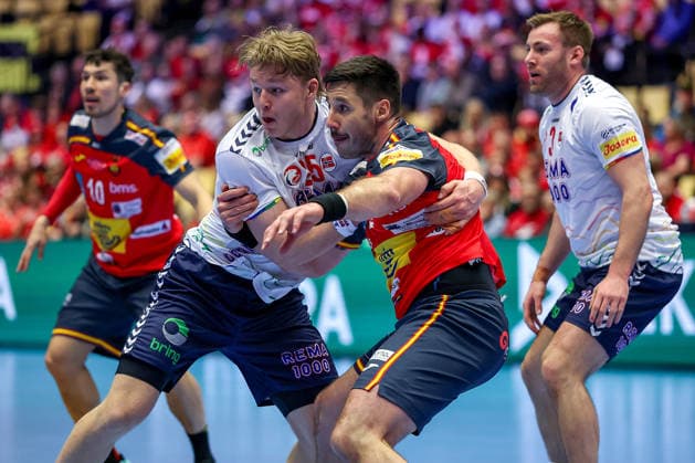 22 01 2026, Handball, Men s EHF EURO 2026, Spain Norway, Jyske Bank Boxing in Herning, Denmark, Main Round Martin Hernes Hovde Norway 25 in a duel against Abel Serdio Guntin Espania 20 Denmark