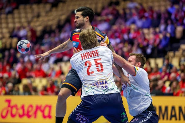 22 01 2026, Handball, Men s EHF EURO 2026, Spain Norway, Jyske Bank Boxing in Herning, Denmark, Main Round Natan Antonio Suarez Diaz Espania 33 in a duel against Martin Hernes Hovde Norway 25 Denmark