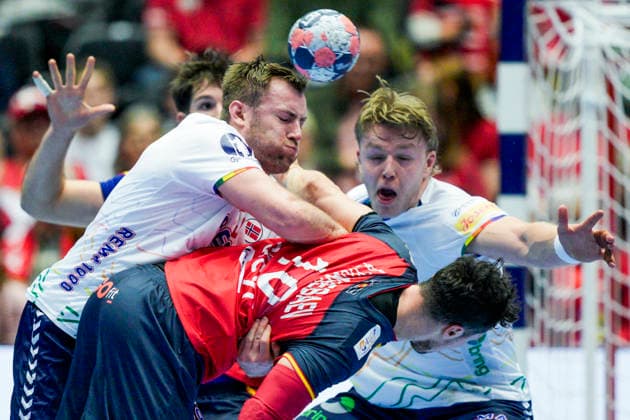 Handball European Championship 2026 Spain Norway Herning, Denmark 20260122 Norway s Vetle Eck Aga, Martin Hovde and Spain s Alex Dujshebaev during the European Championship handball match between Spain and Norway at the Boxen arena in Herning Photo Stian Lysberg Solum NTB Herning Denmark EDITORIAL USE ONLY RESTRICTED USE FOR BETTING COMPANIES  Copyright: xStianxLysbergxSolumx xNTBx