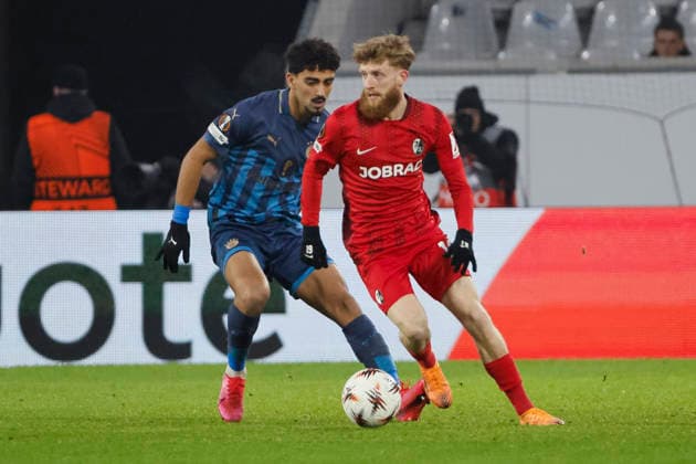 Roy Revivo Maccabi Tel Aviv, 03 and Niklas Beste SC Freiburg, 19 fighting for the ball , Germany, Football, UEFA Europa League, Matchday 7, 2025 2026, SC Freiburg vs Maccabi Tel Aviv, Europa Park Stadion, Freiburg im Breisgau, 22 01 2026 Freiburg im Breisgau Europa Park Stadion Germany Copyright: xGrantxHubbsx