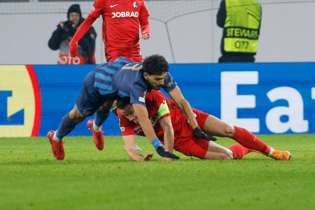 Christian Günter, Gunter SC Freiburg, 30 and Roy Revivo Maccabi Tel Aviv, 03 in duel , Germany, Soccer, UEFA Europa League, Matchday 7, 2025 2026, SC Freiburg vs Maccabi Tel Aviv, Europa Park Stadion, Freiburg im Breisgau, 22 01 2026 Freiburg im Breisgau Europa Park Stadion Germany Copyright: xGrantxHubbsx