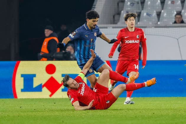 Christian Günter, Gunter SC Freiburg, 30 and Roy Revivo Maccabi Tel Aviv, 03 in duel , Germany, Soccer, UEFA Europa League, Matchday 7, 2025 2026, SC Freiburg vs Maccabi Tel Aviv, Europa Park Stadion, Freiburg im Breisgau, 22 01 2026 Freiburg im Breisgau Europa Park Stadion Germany Copyright: xGrantxHubbsx