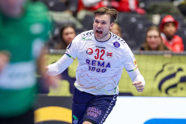 22 01 2026, Handball, Men s EHF EURO 2026, Spain Norway, Jyske Bank Boxen in Herning, Denmark, Main Round Thomas Alfred Solstad Norway 32 cheering and gesticulating on the pitch Denmark