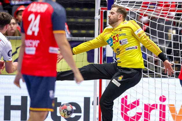 22 01 2026, Handball, Men s EHF EURO 2026, Spain Norway, Jyske Bank Boxing in Herning, Denmark, Main Round Ignacio Biosca Garcia Espania 53 defends in goal Denmark