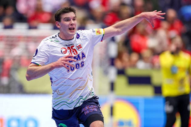 22 01 2026, Handball, Men s EHF EURO 2026, Spain Norway, Jyske Bank Boxen in Herning, Denmark, Main Round Patrick Helland Anderson Norway 35 cheering and gesticulating on the pitch Denmark