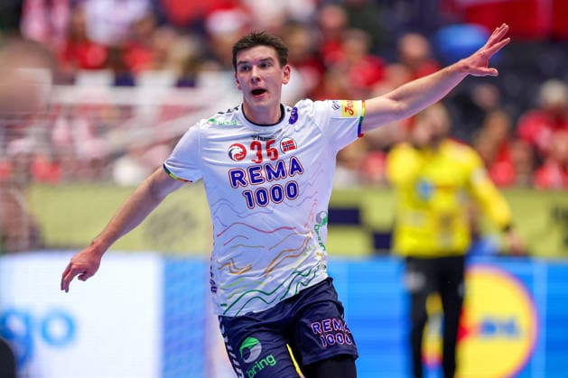 22 01 2026, Handball, Men s EHF EURO 2026, Spain Norway, Jyske Bank Boxen in Herning, Denmark, Main Round Patrick Helland Anderson Norway 35 cheering and gesticulating on the pitch Denmark