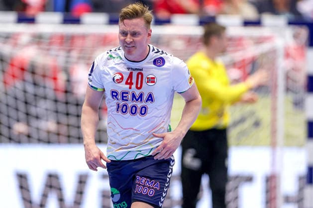 22 01 2026, Handball, Men s EHF EURO 2026, Spain Norway, Jyske Bank Boxen in Herning, Denmark, Main Round August Baskar Pedersen Norway 40 cheering and gesticulating on the pitch Denmark