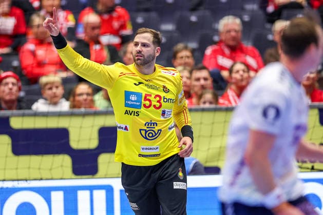 22 01 2026, Handball, Men s EHF EURO 2026, Spain Norway, Jyske Bank Boxen in Herning, Denmark, Main Round Ignacio Biosca Garcia Espania 53 cheering and gesticulating on the pitch Denmark