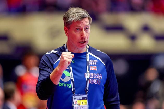 22 01 2026, Handball, Men s EHF EURO 2026, Spain Norway, Jyske Bank Boxen in Herning, Denmark, Main Round Headcoach Jonas Liberg Wille Norway hc gesticulating on the sidelines Denmark