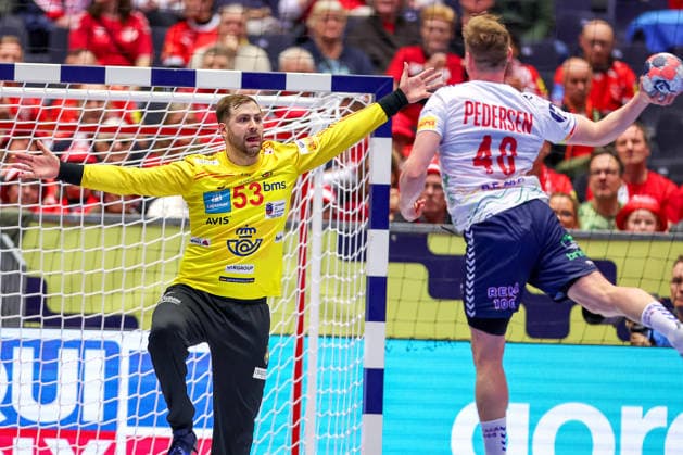 22 01 2026, Handball, Men s EHF EURO 2026, Spain Norway, Jyske Bank Boxing in Herning, Denmark, Main Round Ignacio Biosca Garcia Espania 53 in a duel against August Baskar Pedersen Norway 40 Denmark