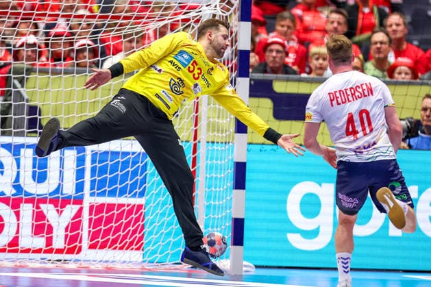22 01 2026, Handball, Men s EHF EURO 2026, Spain Norway, Jyske Bank Boxing in Herning, Denmark, Main Round Ignacio Biosca Garcia Espania 53 in a duel against August Baskar Pedersen Norway 40 Denmark