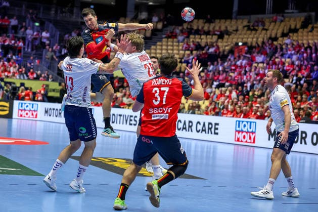 22 01 2026, Handball, Men s EHF EURO 2026, Spain Norway, Jyske Bank Boxing in Herning, Denmark, Main Round Jan Gurri Aregay Espania 07 in a duel against Simen Ulstad Lyse Norway 43 Martin Hernes Hovde Norway 25 Denmark