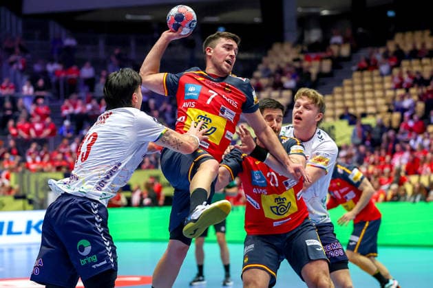22 01 2026, Handball, Men s EHF EURO 2026, Spain Norway, Jyske Bank Boxing in Herning, Denmark, Main Round Jan Gurri Aregay Espania 07 in a duel against Simen Ulstad Lyse Norway 43 Denmark
