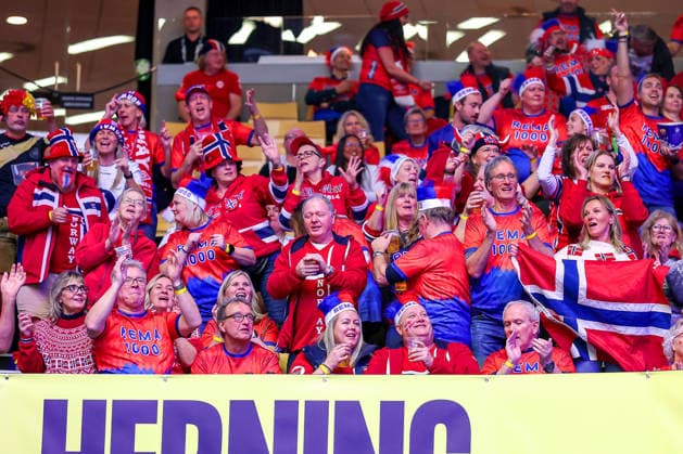 22 01 2026, Handball, Men s EHF EURO 2026, Spain Norway, Jyske Bank Boxen in Herning, Denmark, Main Round Fans from Norway cheer on the team Denmark