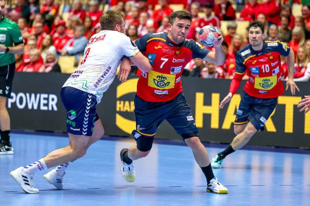 22 01 2026, Handball, Men s EHF EURO 2026, Spain Norway, Jyske Bank Boxing in Herning, Denmark, Main Round Jan Gurri Aregay Espania 07 in duel against Vetle Eck Aga Norway 03 Denmark