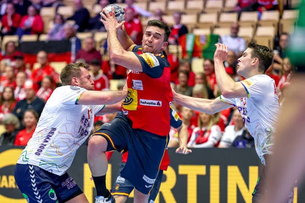 22 01 2026, Handball, Men s EHF EURO 2026, Spain Norway, Jyske Bank Boxing in Herning, Denmark, Main Round Jan Gurri Aregay Espania 07 in duel against Vetle Eck Aga Norway 03 Denmark