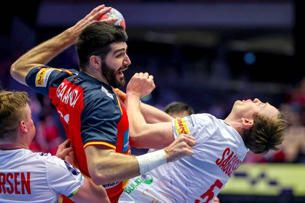 22 01 2026, Handball, Men s EHF EURO 2026, Spain Norway, Jyske Bank Boxing in Herning, Denmark, Main Round Imanol Garciandia Alustiza Espania 18 in a duel against Sander Sagosen Norway 05 Denmark
